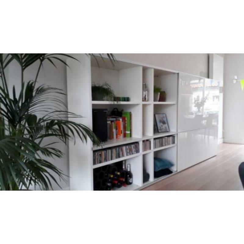 Grote witte design kast met schuifdeuren