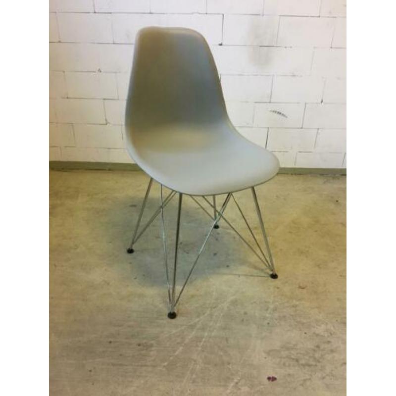 4 nieuwe designstoelen gratis thuisbezorgd