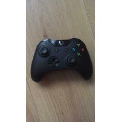 2 xbox one controllers