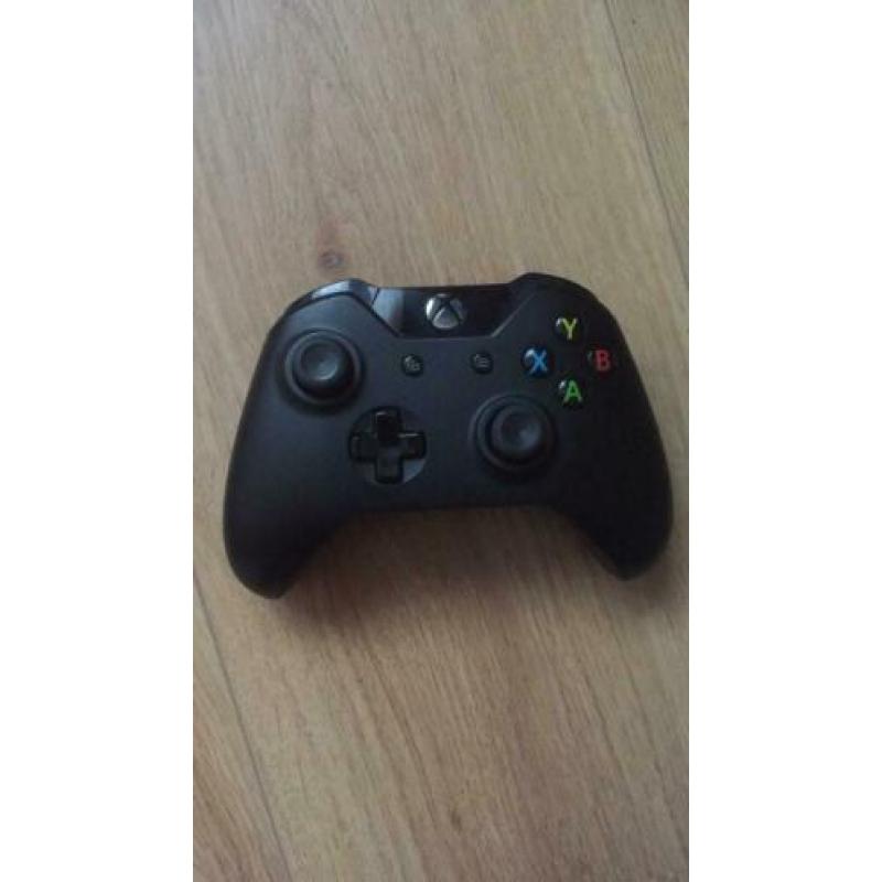 2 xbox one controllers