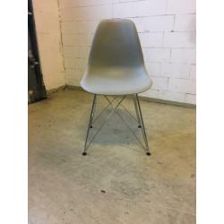 4 nieuwe designstoelen gratis thuisbezorgd