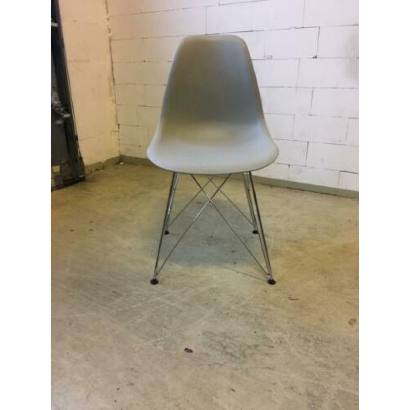 4 nieuwe designstoelen gratis thuisbezorgd