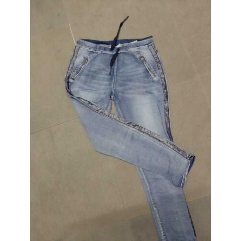 Jog jeans met elastische band ,bies op de pijp mt L