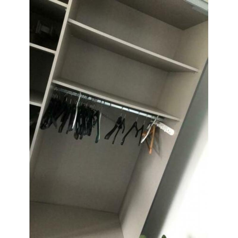 Kledingkast met schuifdeuren donker grijs licht grijs