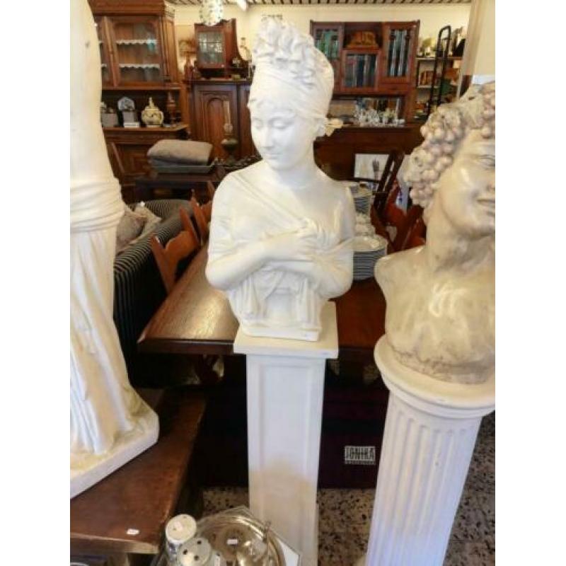 Grieks beeld vrouw sokkel is los te koop.