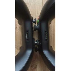 2 xbox one controllers