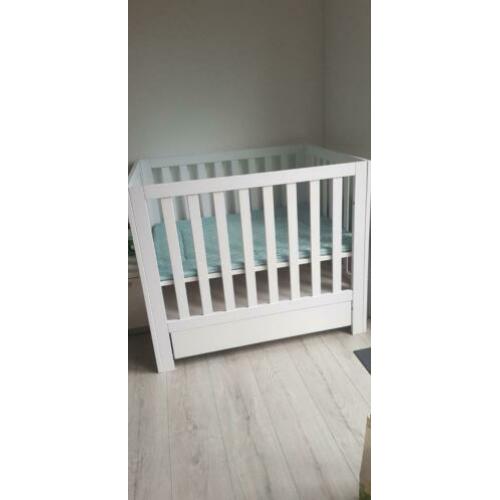 Nieuwe babybox met nieuw jolein boxkleed in verpakking