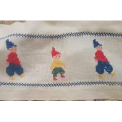 Antiek lief baby jurkje met geborduurde kabouters jaren 40