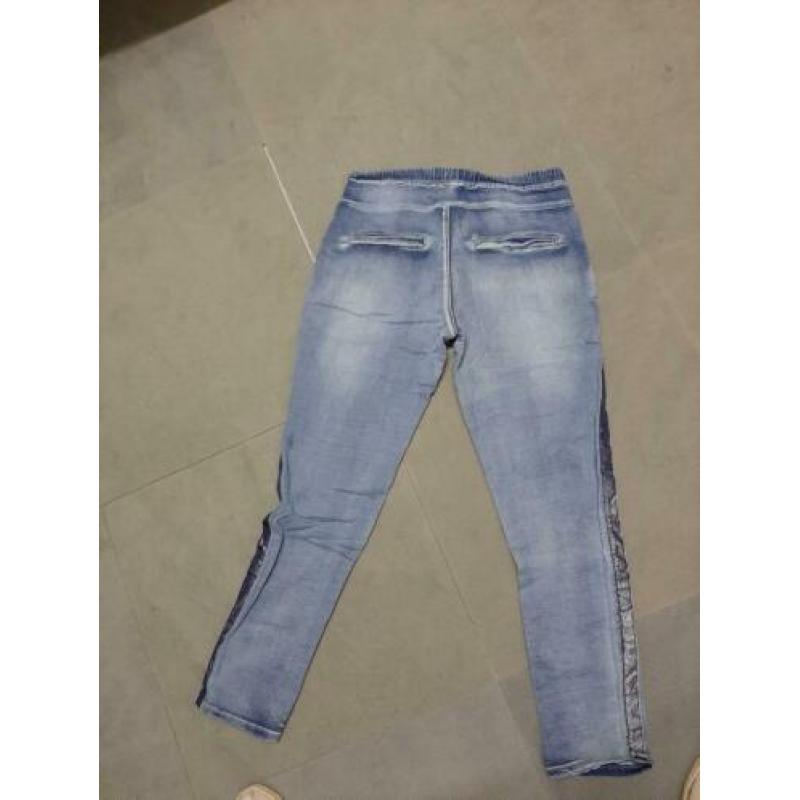 Jog jeans met elastische band ,bies op de pijp mt L