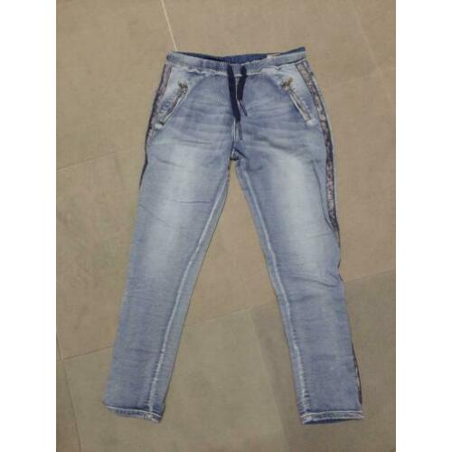 Jog jeans met elastische band ,bies op de pijp mt L