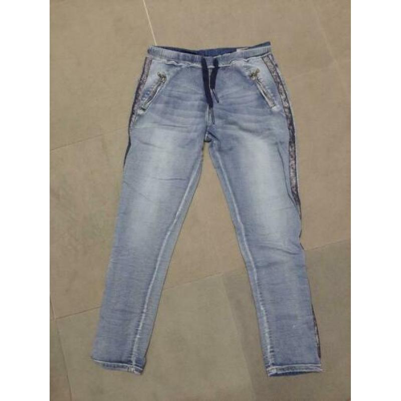 Jog jeans met elastische band ,bies op de pijp mt L