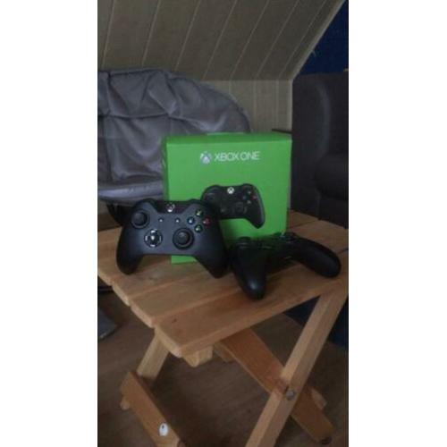 2 xbox one controllers