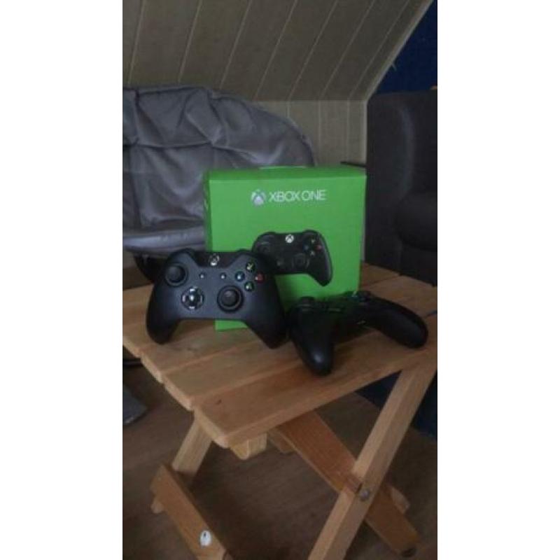 2 xbox one controllers
