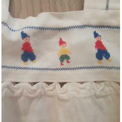Antiek lief baby jurkje met geborduurde kabouters jaren 40