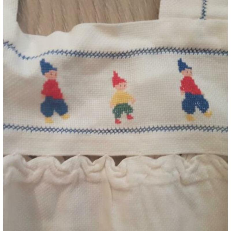 Antiek lief baby jurkje met geborduurde kabouters jaren 40