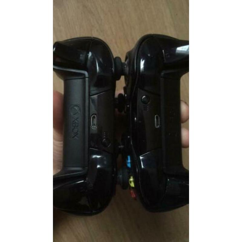 2 xbox one controllers
