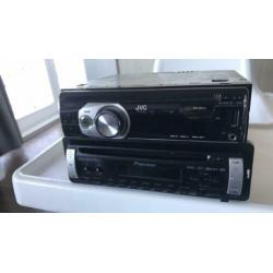 2 autoradio’s JVC CD/MP3/USB en Pioneer CD/CD-RW/MP3 +stekje