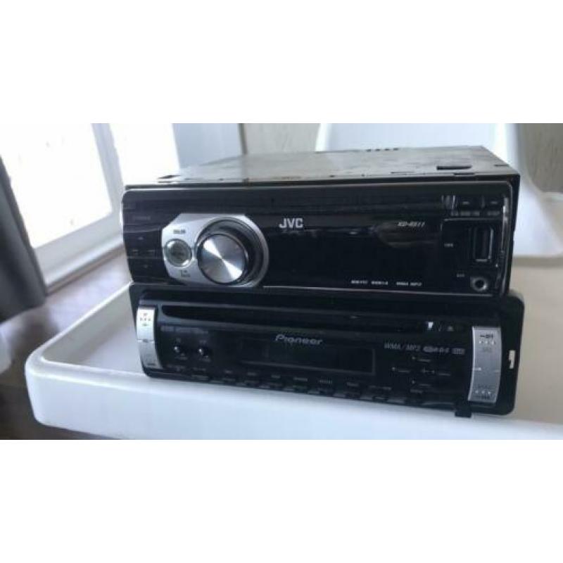 2 autoradio’s JVC CD/MP3/USB en Pioneer CD/CD-RW/MP3 +stekje