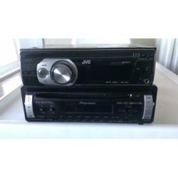 2 autoradio’s JVC CD/MP3/USB en Pioneer CD/CD-RW/MP3 +stekje