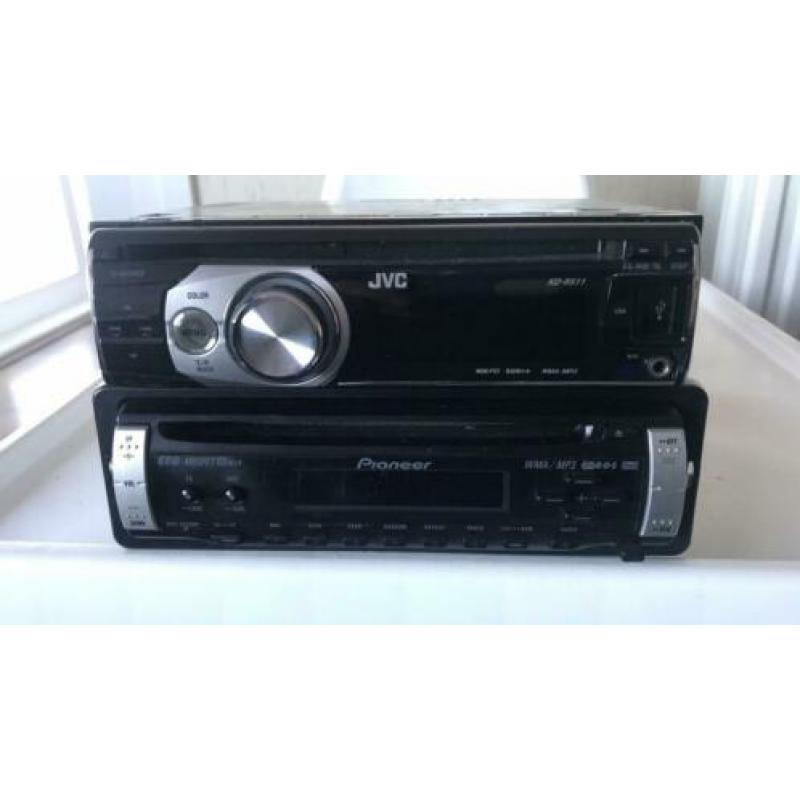 2 autoradio’s JVC CD/MP3/USB en Pioneer CD/CD-RW/MP3 +stekje