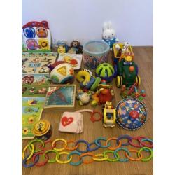 Doos vol baby speelgoed