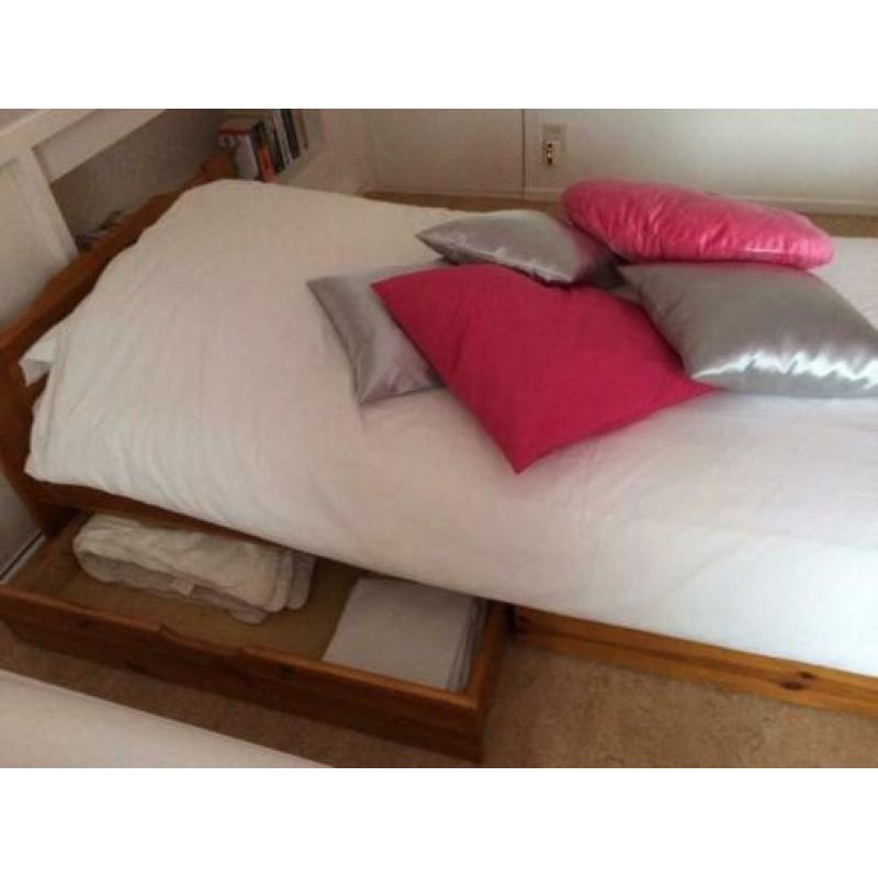 1 persoons bed met 2 laden en nachtkastje hout grenen