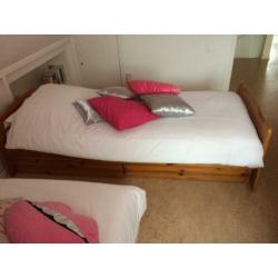1 persoons bed met 2 laden en nachtkastje hout grenen