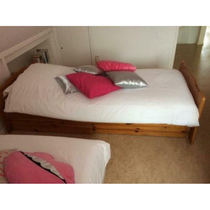 1 persoons bed met 2 laden en nachtkastje hout grenen