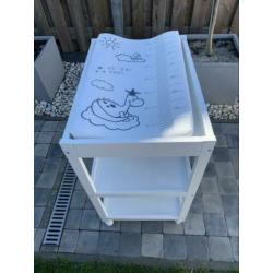 Aankleedtafel / Commode Prenatal met matras en wieltjes