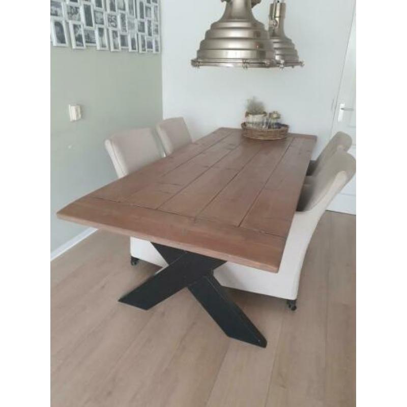 Mooie grote eettafel