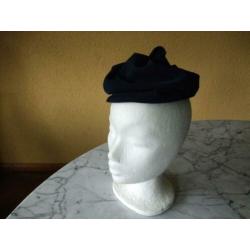 Donkerblauw dopje. Type 154.