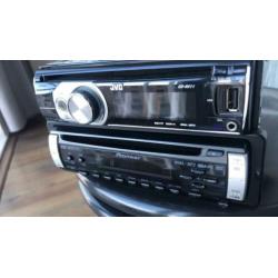 2 autoradio’s JVC CD/MP3/USB en Pioneer CD/CD-RW/MP3 +stekje
