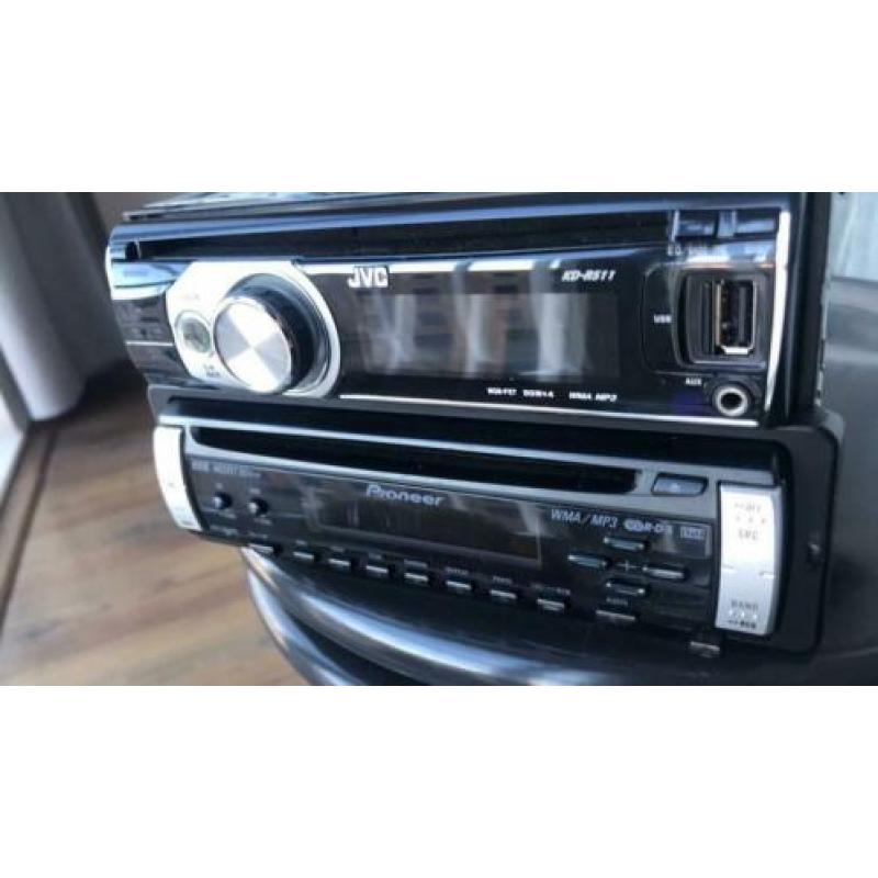 2 autoradio’s JVC CD/MP3/USB en Pioneer CD/CD-RW/MP3 +stekje