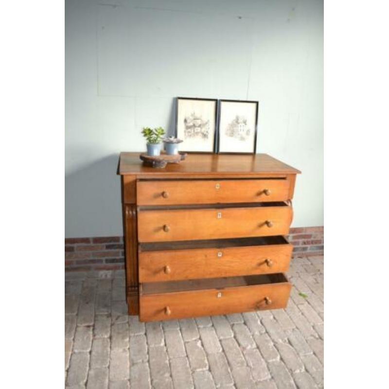 Strakke antieke eiken ladekast, commode, dressoir, ladenkast