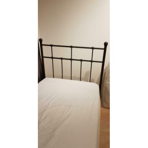 Zwart spijlen 1 persoons bed 200 x 90 x 110 cm hoog