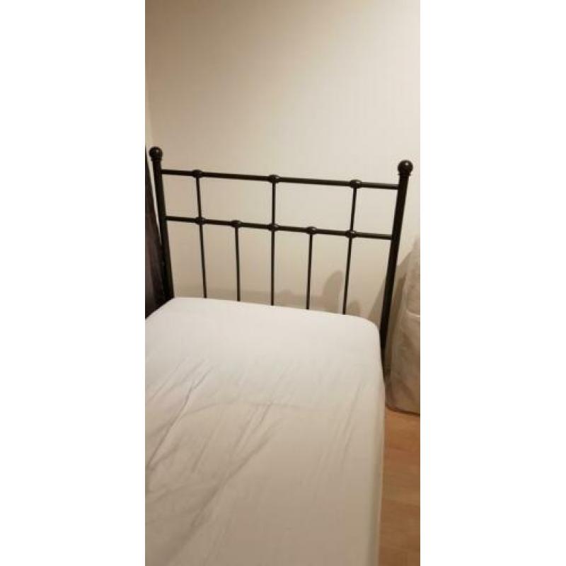 Zwart spijlen 1 persoons bed 200 x 90 x 110 cm hoog