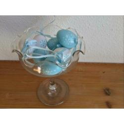 Brocante glazen schaaltje op voet voor de paaseitjes.