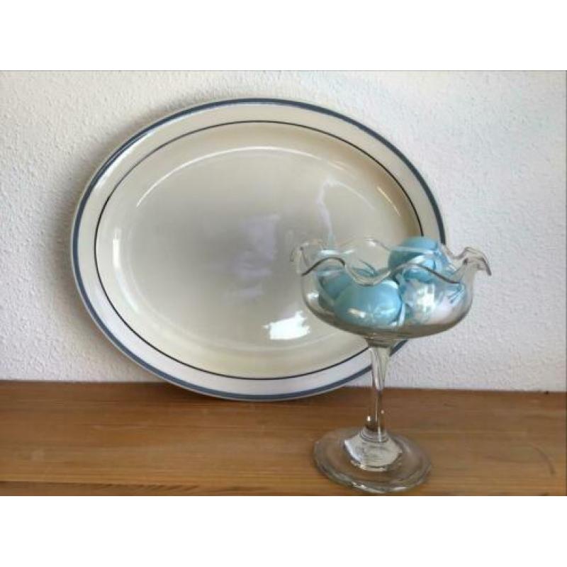 Brocante glazen schaaltje op voet voor de paaseitjes.