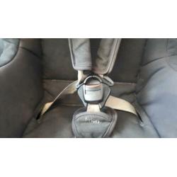 Hoogglans wit ledikant. Maxi cosi autostoel en boxkleden