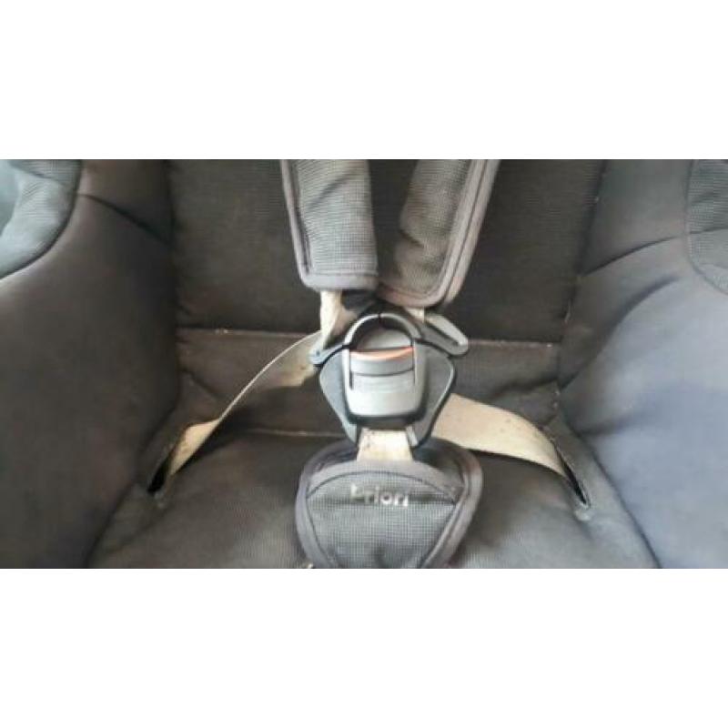 Hoogglans wit ledikant. Maxi cosi autostoel en boxkleden