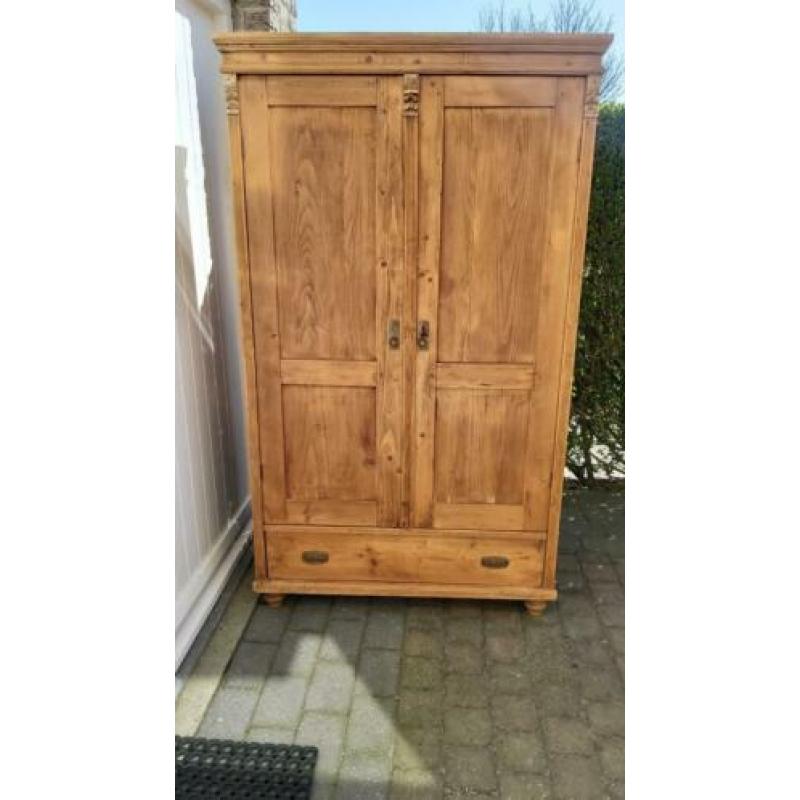 Mooie antieke houten grenen kast.
