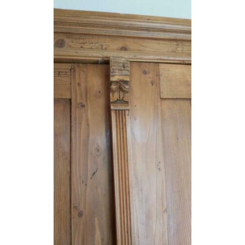 Mooie antieke houten grenen kast.