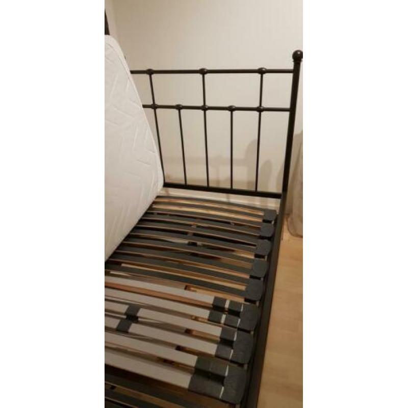 Zwart spijlen 1 persoons bed 200 x 90 x 110 cm hoog
