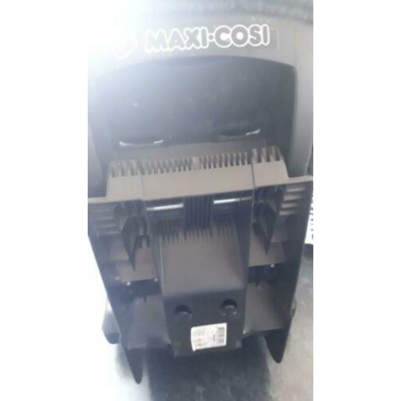 Hoogglans wit ledikant. Maxi cosi autostoel en boxkleden
