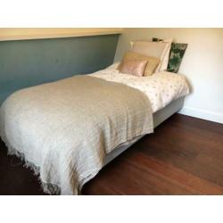 Mooie eenpersoons boxspring bed 90x200m