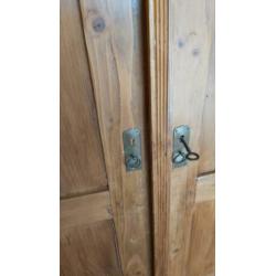 Mooie antieke houten grenen kast.