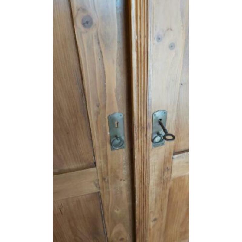 Mooie antieke houten grenen kast.