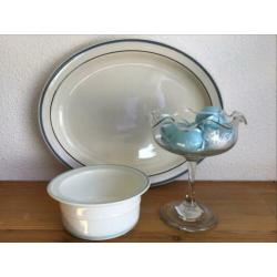 Brocante glazen schaaltje op voet voor de paaseitjes.
