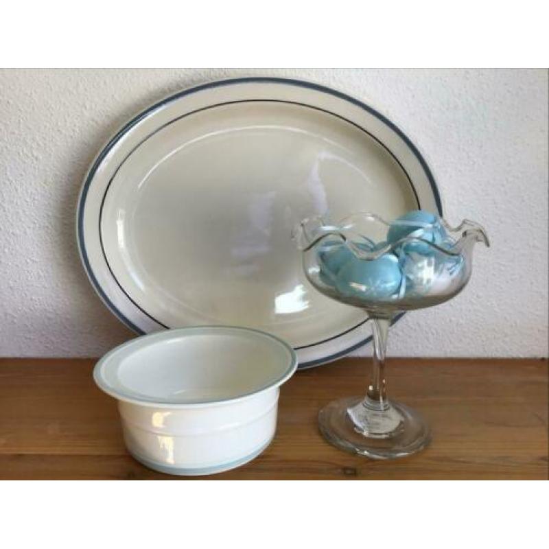Brocante glazen schaaltje op voet voor de paaseitjes.