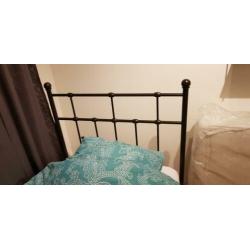 Zwart spijlen 1 persoons bed 200 x 90 x 110 cm hoog